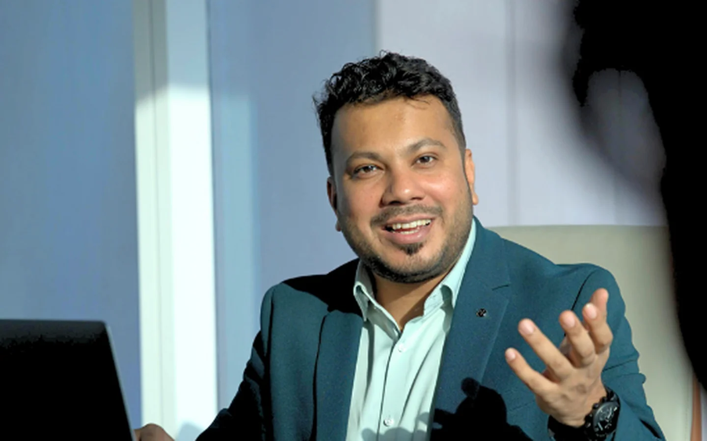 Vinay Pagare talking through a business strategy with a founder across the table
